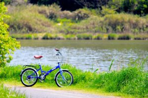 川と自転車
