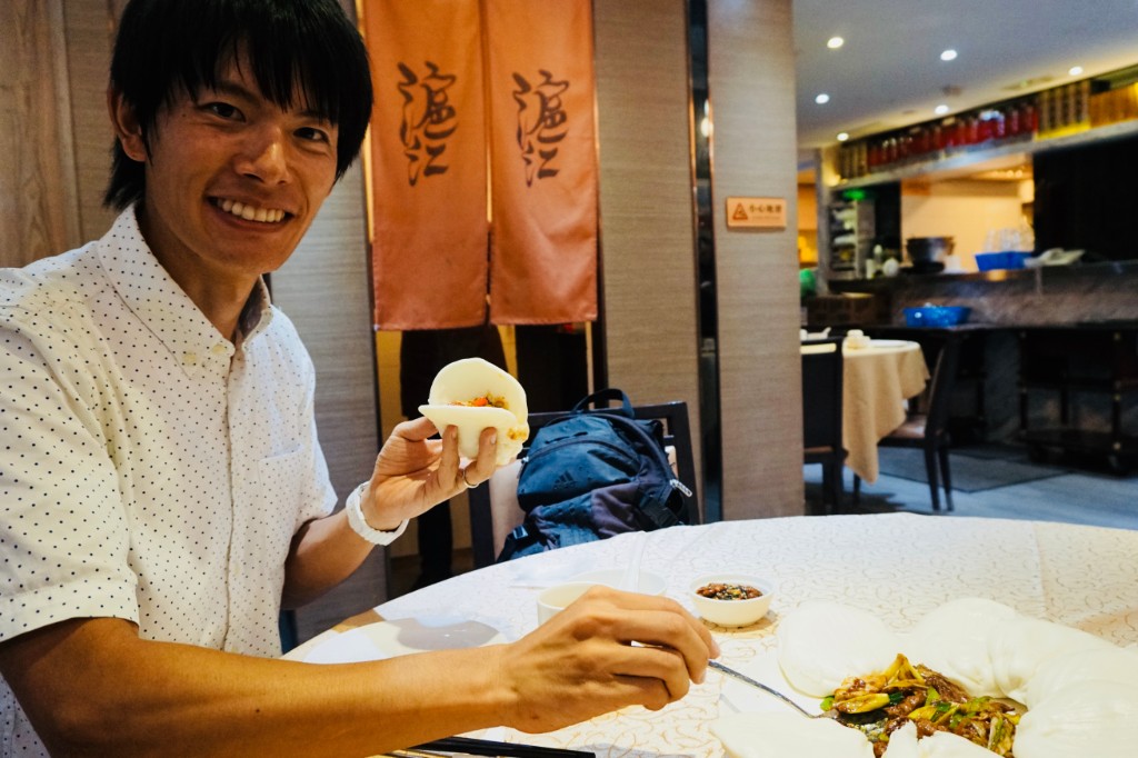 香港で食事をするクリス