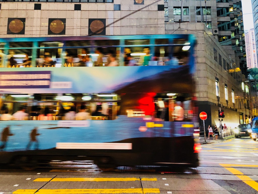 香港のまちなかを走るトラム