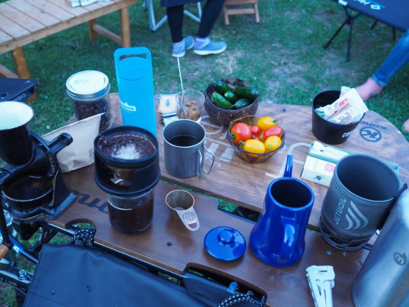 今晩のカフェテーブルにはコーヒーに、みなさんが持ち寄ってくださった野菜たち