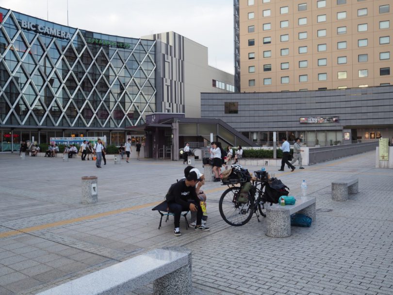 水戸駅前には元気いっぱいの学生たちがあふれていた。