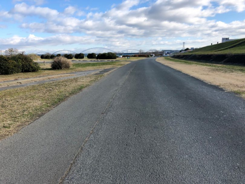 淀川河川敷自転車道2