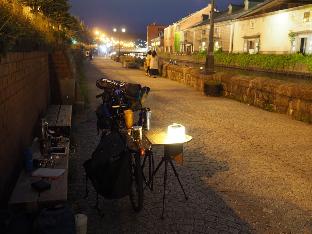 夜になっても人通りが絶えない小樽運河
