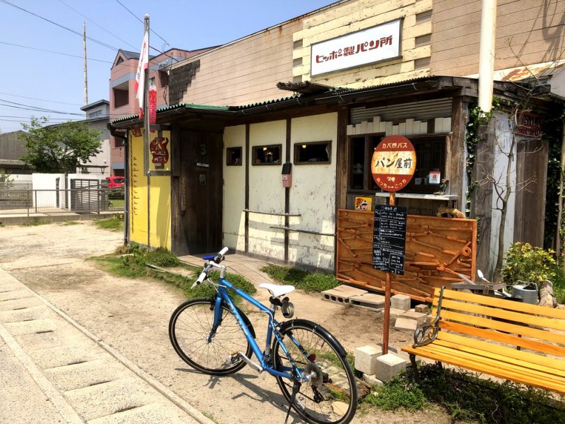 パン屋前、バス停、看板