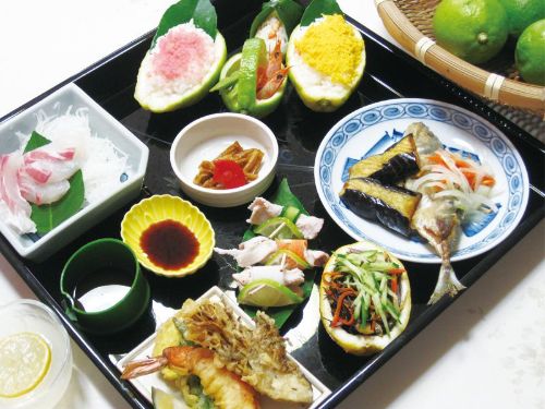 05_岩城島産の青いレモンが贅沢に使われたレモン懐石