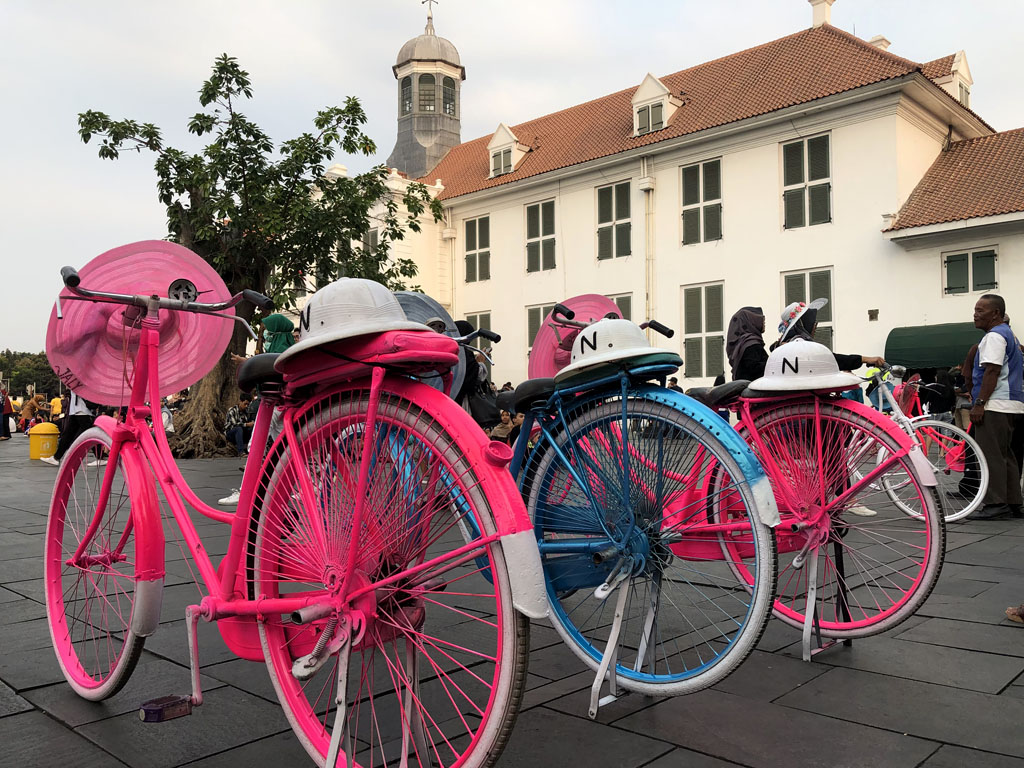 【インドネシア】ジャカルタ・ファタヒラ広場で楽しむレトロでカラフルな自転車