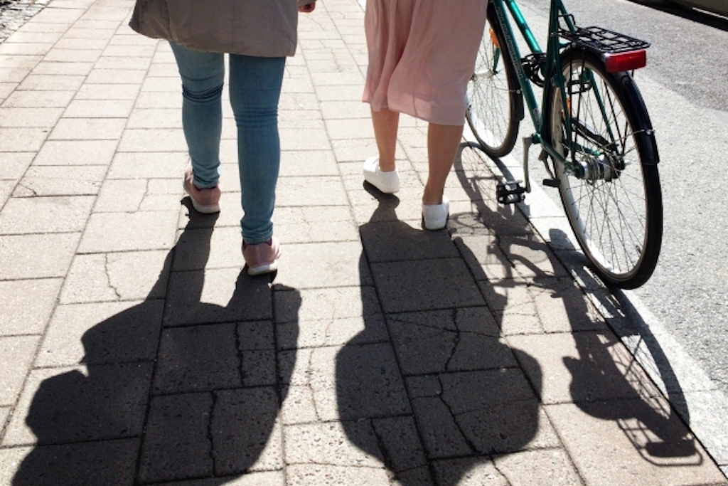 スカートで自転車に乗る際の注意点と対策 | 安全に乗るために