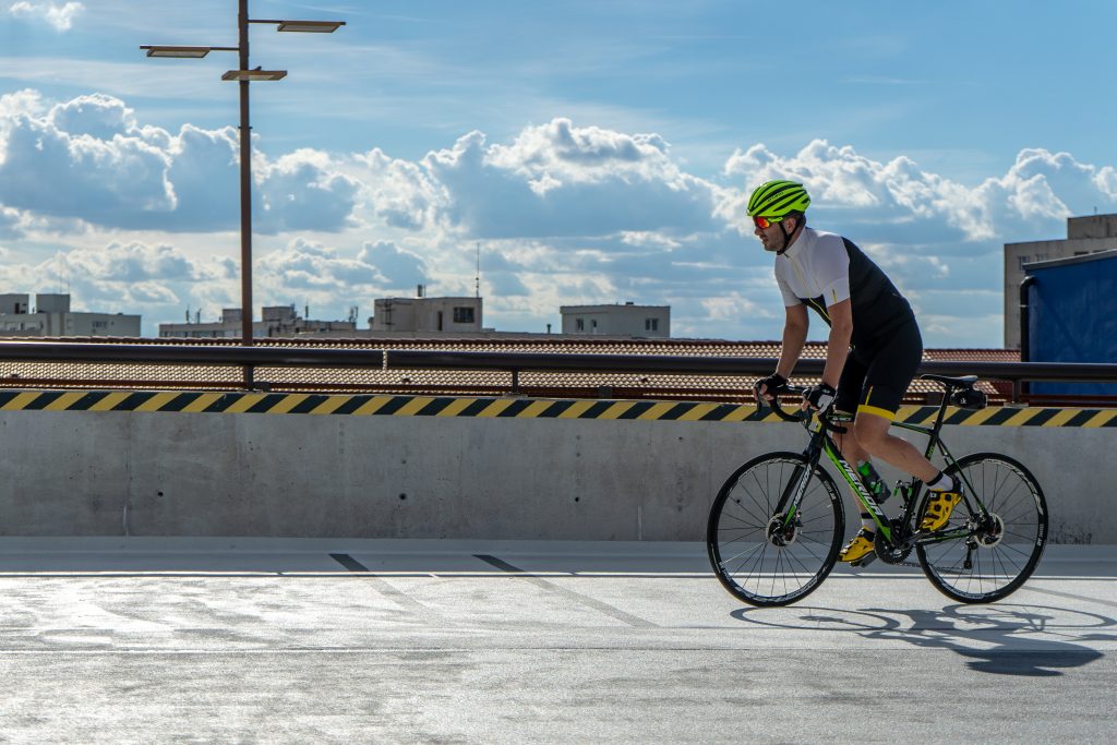 自転車に乗る時の日焼け対策とは？紫外線から肌を守る方法を解説