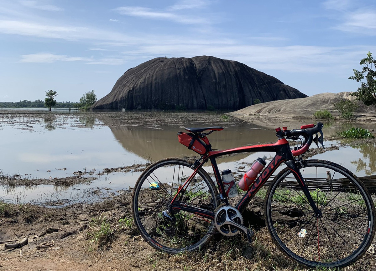 ベトナム】のエアーズロック!？ ホーチミンから往復240kmの自転車旅 - TABIRIN（たびりん）