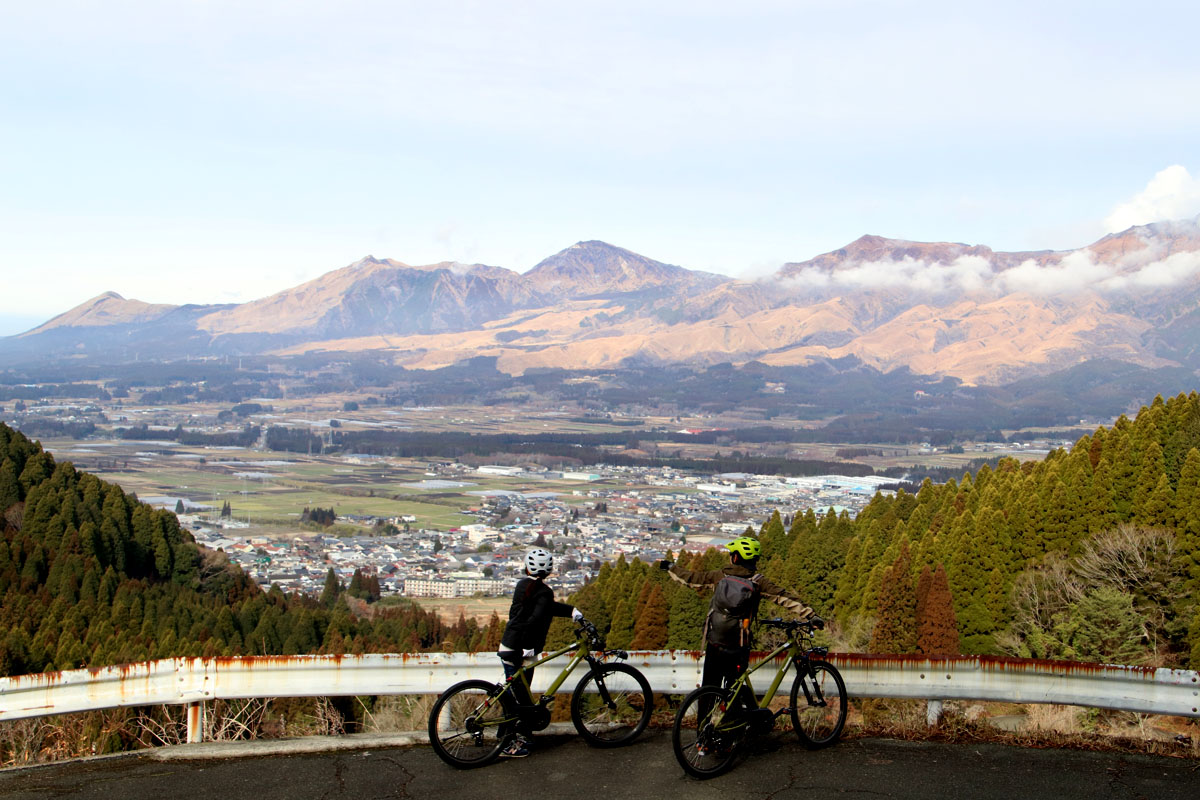 【熊本県】阿蘇五岳を望みカルデラに広がる風景をめぐる高森町の27km絶景サイクリング《PR》