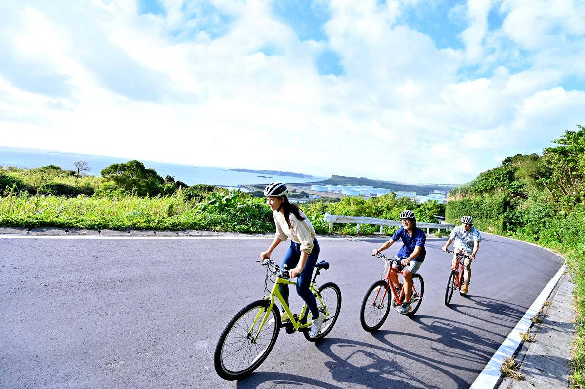 【沖縄県】海中道路と橋で美しい島がつながる「うるま市」で、レンタサイクルを使った離島のんびりサイクリング《PR》