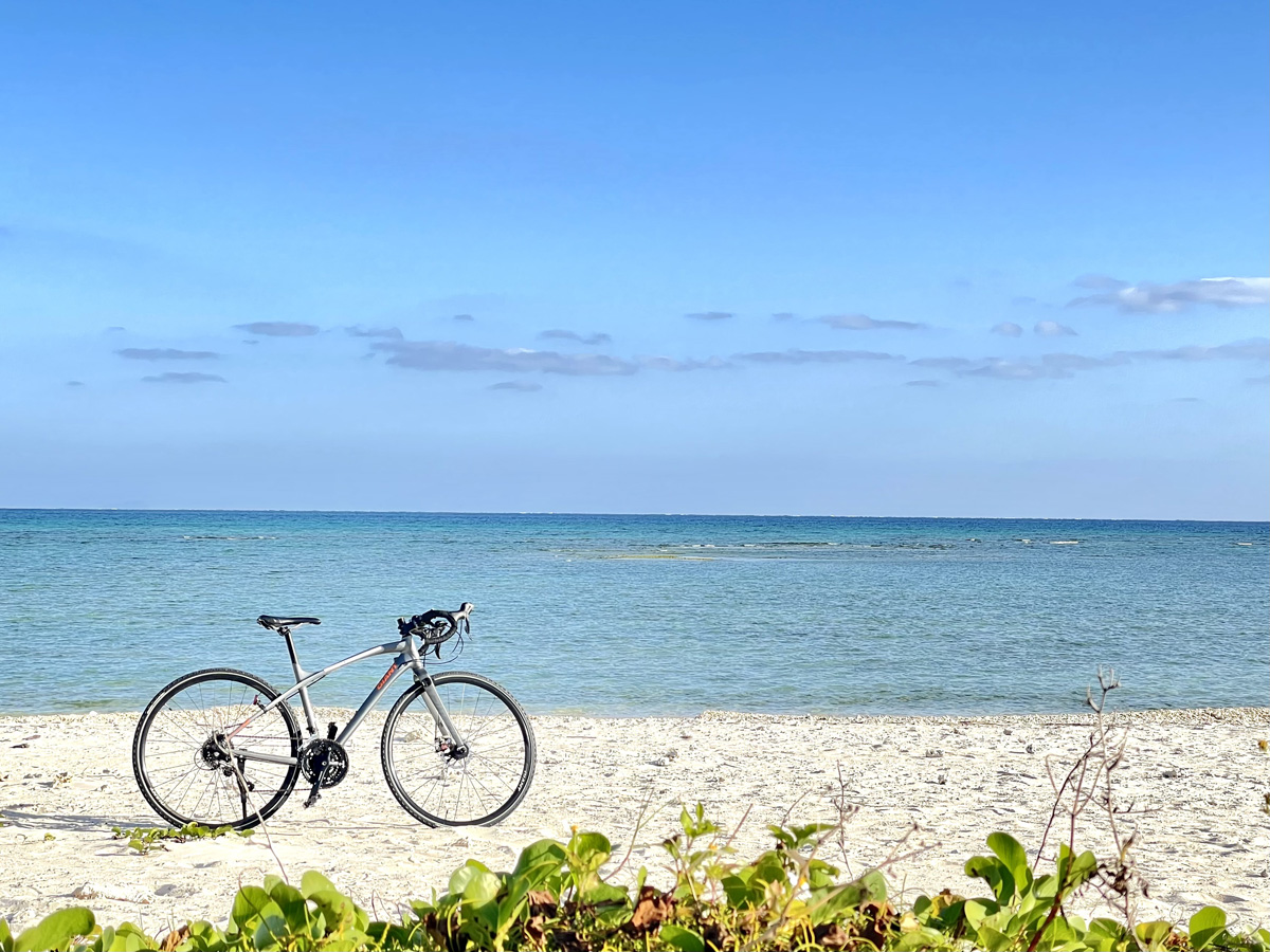 【沖縄県】レンタルロードバイクで青い海をめぐる冬の久米島一周46kmサイクリング