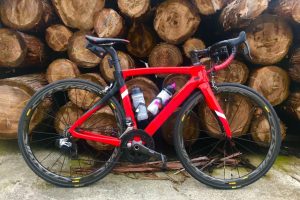 クロスバイクとロードバイク、乗り心地や速度、フレームの違いとは？