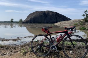 【ベトナム】のエアーズロック!？ ホーチミンから往復240kmの自転車旅