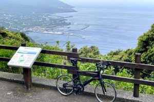 【東京都】都心から日帰り「八丈島」で、海と峠を楽しむ約45kmの島一周サイクリング