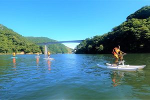 【山形県】東北初登場！全面に広がる大自然を余すことなく楽しめるアクティビティ「長井ダム水上自転車」のご案内《PR》