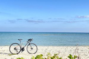 【沖縄県】レンタルロードバイクで青い海をめぐる冬の久米島一周46kmサイクリング